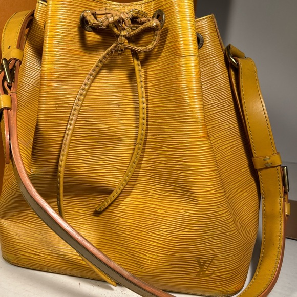 Louis Vuitton gold epi petit Bucket bag with drawstring authenticated o er $500. - Picture 2 of 15